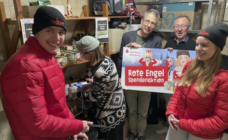 Bei der Caritas im Nürnberger Land packten sie Lebensmittelpakete zur Notversorgung von Bedürftigen und hatten auch hier eine Spende auf ihrem Weihnachtsschlitten.