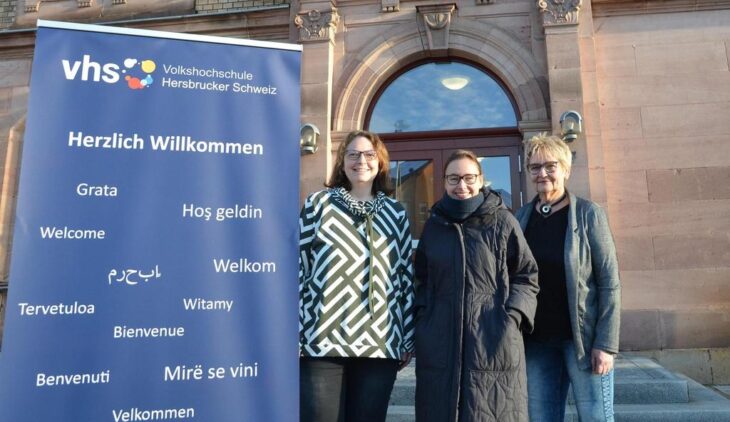 Das Bild zeigt die neue vhs-Leiterin Katharina Löschner (Mitte) und ihre Mitarbeiterinnen Anika Wolski (l.) und Angelika Leißner.