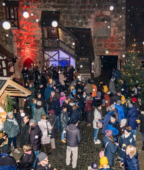 Weihnachtliche Stimmung beim Markt im Burginnenhof.