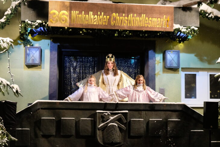 Das Winkelhaider Christkind Luisa Gleich hat am Samstag den 36. Winkelhaider
Christkindlesmarkt eröffnet.