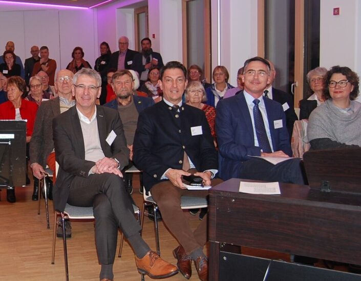 Der stellvertretende Landrat Helmut Brückner, Bürgermeister Johannes Ballas, Pfarrer Volker Klemm und Dekanin Christine Schürmann sprachen und nahmen am Neujahrsempfang in Rückersdorf teil.