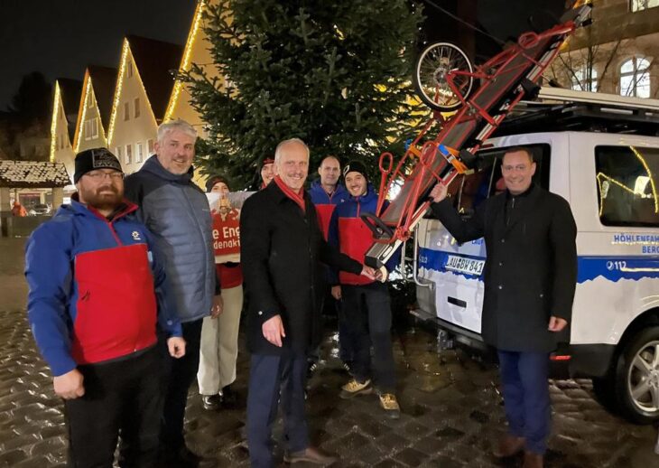 Bei der Spendenübergabe schauten sich Benjamin Grund, Bereitschaftsleiter der Bergwacht Lauf-Hersbruck, Landrat Armin Kroder, Thomas Lang, Markus Deyhle, Jonathan Daniel sowie viele Mitglieder der Bergwacht Lauf-Hersbruck und die Roten Engel der Sparkasse den neuen Leiterlift an.