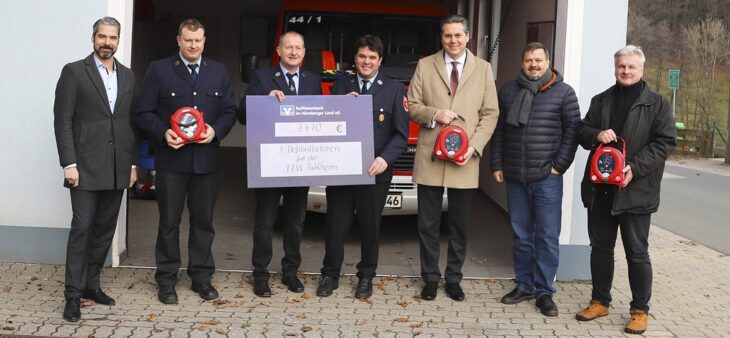 Florian Klein (Regionalmarktleiter Raiffeisenbank im Nürnberger Land), Lukas Hartlehnert (Ausschussmitglied FFW Pühlheim), Helmut Walter (2. Vorstand FFW Pühlheim), Thomas Bobisch (1. Kommandant FFW Pühlheim), Swen Heckel (Sprecher des Vorstandes Raiffeisenbank im Nürnberger Land), Martin Tabor (Bürgermeister Stadt Altdorf), Peter Stemmer (Geschäftsführer Stadtwerke Altdorf) (von links).