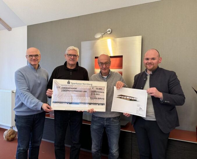 Ekkehard Lorenz (3. von links) überreichte Jürgen Schmitt, Jürgen Six und Dennis Kummarnitzky erneut einen großen Spendenscheck der Dommer-Stiftung. Wie die Reitplatzüberdachung aussehen soll, zeigt Geschäftsführer Kummarnitzky (von links).