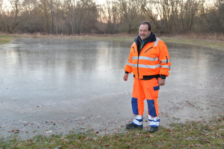 Gerhard Gundel vom Bauhof testet, ob das Eis hält.