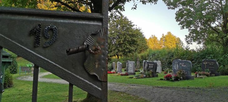 Auf dem Alfelder Friedhof soll es künftig ein Urnenerdgrabsystem geben. Dafür setzte der Gemeinderat nun die Gebühren fest.