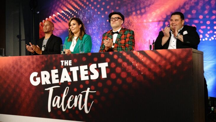 Die Jury schaut ganz genau hin und entscheidet gemeinsam mit dem Publikum, wer am Ende die Talentshow gewinnt.