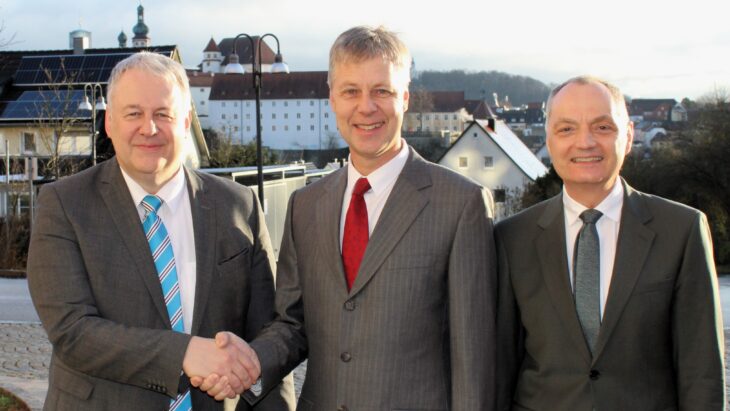 Landrat Richard Reisinger (links) und Vorsitzender Roland Ganzmann (rechts) zusammen mit dem neuen Chefarzt Dr. med. Christian A. Eberlein (Mitte).