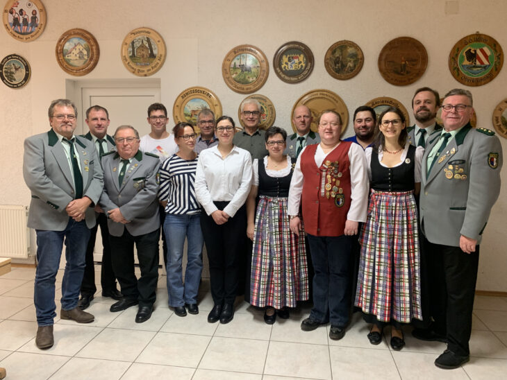 Die neu gewählte Vereinsverwaltung mit Schützenmeister Winfried Bock (rechts) und zweiter Schützenmeisterin Stefanie Keilholz (Fünfte von rechts).