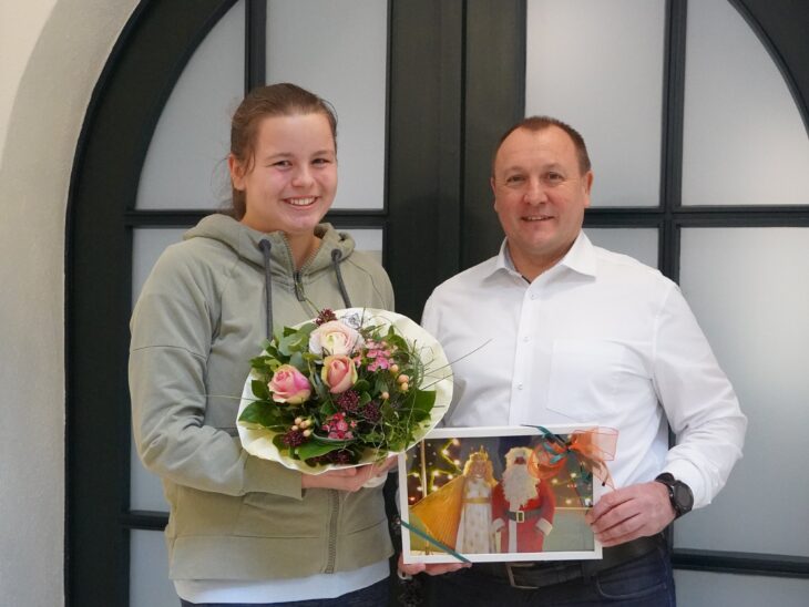 Einen Blumenstrauß und ein Bild als Erinnerung überreichte Bürgermeister Jörg Kotzur dem scheidenden Christkind Carolin Goymann.