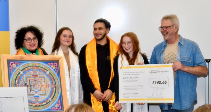 Schulleiterin Annette Grasnick, Fachbereichsleiter Sport und Schülervertreter über gaben Manfred Salcher den Scheck mit der Spende aus ihrem Laufevent.