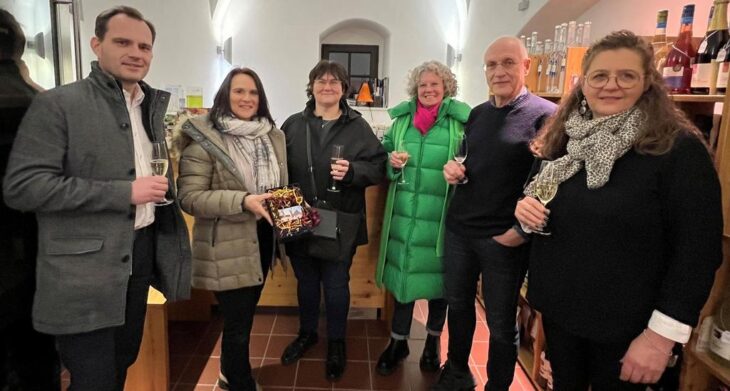 Bei der Preisübergabe waren (v. links) Markus Fahrion (Lions-Vizepräsident und Projektleiter), Sonja Wießner (Präsidentin), Anja Liebel (Gewinnerin), Petra Holzinger, Bernhard Schwarz und Sabine Sauer vom Adventskalender-Team dabei.