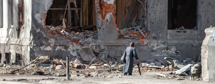 Auch wenn die Front inzwischen weiter östlich verläuft: Noch immer schlagen in Charkiw Raketen ein, zuletzt etwa am Mittwochabend. Viele Häuser sind zerstört, die Infrastruktur hat es ebenfalls getroffen. Für Menschen, die nicht mehr gut zu Fuß sind, ist das ein Problem.