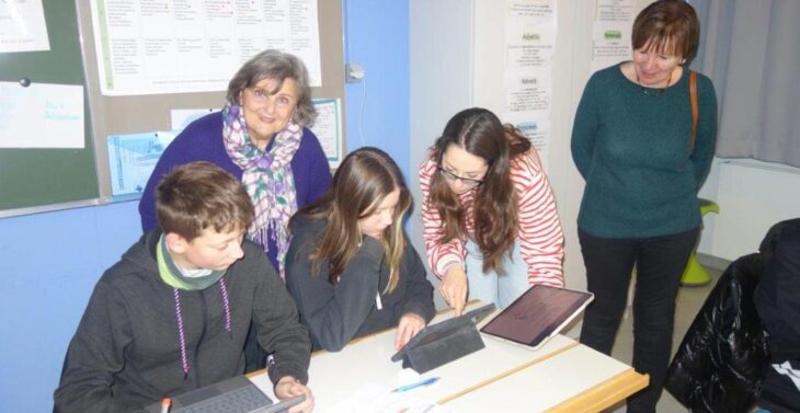 Schülerin und Schüler der 8Mb bei der Arbeit. Mit dabei Ursula Eggert (Schülertafel), Klassleiterin Laya Imberi und Heidi Sponsel (Kurlbaum-Stiftung).