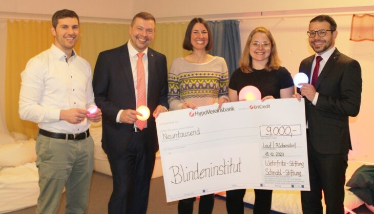 Sven Hoyer (2. v. links) und Sebastian Brütting (rechts) von der HypoVereinsbank überreichten Institutsleiter Daniel Boldt (links), Kathrin Tragelehn, Ressortleitung Wohnen (Mitte) und Julia Rose (2. v. rechts) den Spendenscheck über 9000 Euro der beiden Stiftungen.