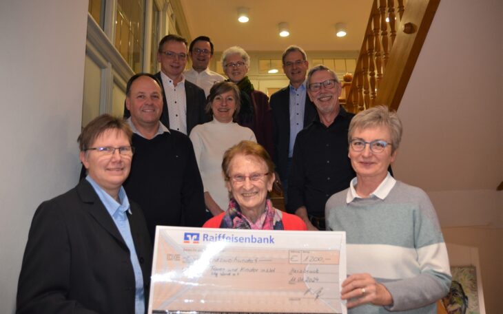 Das Foto zeigt Anja Hacker, Hedwig Hacker, Magdalena Weiß (vorne v. links) mit den Vorsitzenden der Stadtratsfraktionen sowie den Bürgermeistern Robert Ilg und Peter Uschalt.
