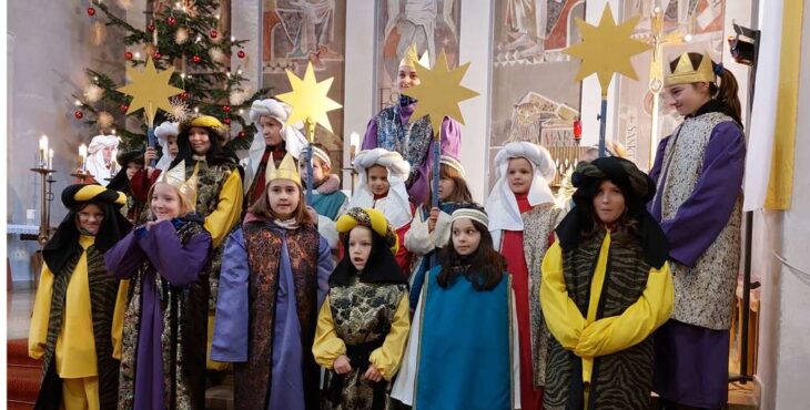 Die Altdorfer Sternsinger in der Kirche Heiligste Dreifaltigkeit.