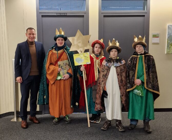 Die Sternsinger von St. Otto zusammen mit Landrat Armin Kroder.
