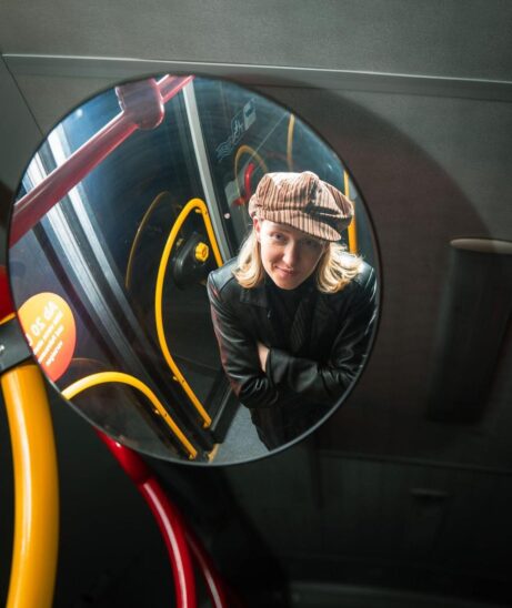 Ulla Suspekt, Bassistin, Producerin und Teil des Duos „Taxi Lotta“, gibt mit „U“ ihr Debüt.