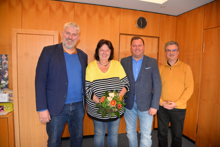 Isolde Heider gemeinsam mit Bürgermeister Thomas Lang (links), Carsten Pillich vom Personalrat (2. von rechts) und Geschäftsleiter Jakob Rester.
