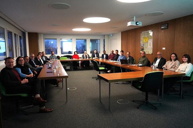 Allianz pro Fachkräfte im Nürnberger Land im Gespräch mit Landrat Armin Kroder (links) und Vertreterinnen und Vertretern des Landratsamtes.