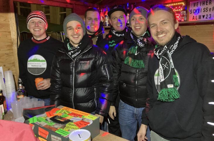 Die Betreiber der Weiherscheißer Alm haben kürzlich eine Spende an die Tafel in Schnaittach übergeben.