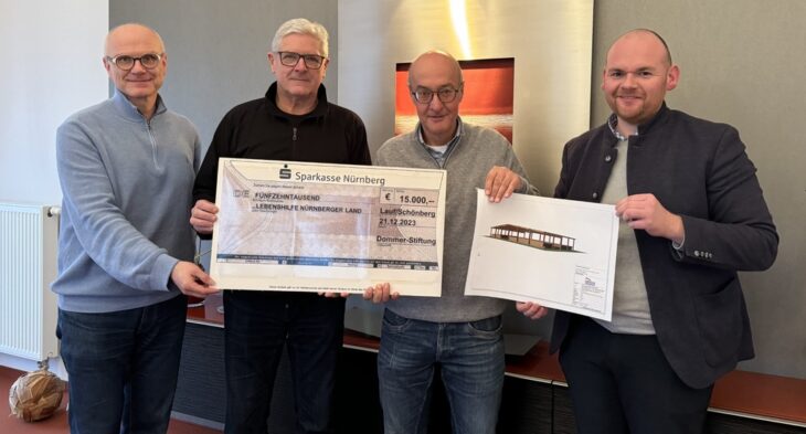 Stiftungsvorstand Ekkehard Lorenz (2.v. rechts ) überreichte Jürgen Schmitt, Jürgen Six und Dennis Kummarnitzky (von links) von der Lebenshilfe erneut einen großen Spendenscheck der Dommer-Stiftung. Wie die Reitplatzüberdachung aussehen soll, zeigt Geschäftsführer Kummarnitzky.
