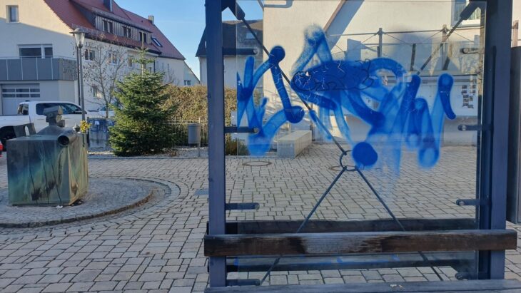 Das Buswartehäuschen am Kornmarkt.