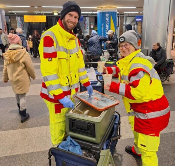 Rene Laus und Media Jennee in Aktion im Verteilergeschoss des Nürnberger Hauptbahnhofs.