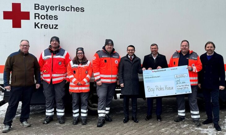 Sebastian Brütting, Filialleiter der Hypo Vereinsbank in Lauf und stellvertretend für den Vorstand der beiden Stiftungen, übergab mit Sven Hoyer, Spezialist für die Vermögens- und Nachfolgeplanung, die Spenden - sehr zur Freude von BRK-Kreisgeschäftsführer Markus Deyhle, BRK-Kreisbereitschaftsleiter Armin Mergl und Ausbildungsleiterin Petra Viktorin.