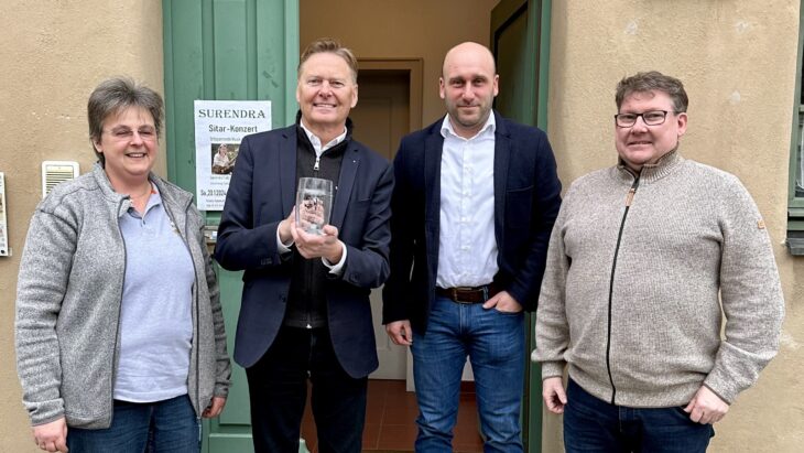 Der Landtagsabgeordnete Norbert Dünkel war zu Besuch beim Festspielverein in Altdorf (v.l.n.r.): Schatzmeisterin Andrea Schabik, Norbert Dünkel, zweiter Vorstand Michael Rötzer, Schriftführer Stefan Letz.