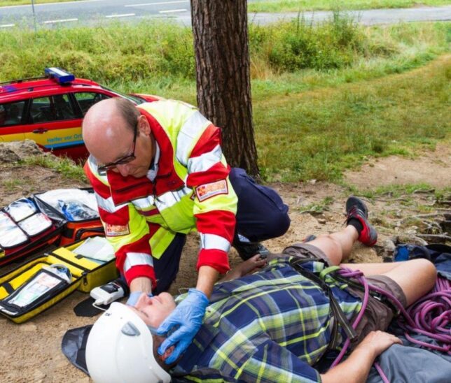 Mit den Basismaßnahmen der Ersten Hilfe versorgen die Helfer-vor-Ort und die First Responder verletzte und erkrankte Personen bis zum Eintreffen des Rettungsdienstes.