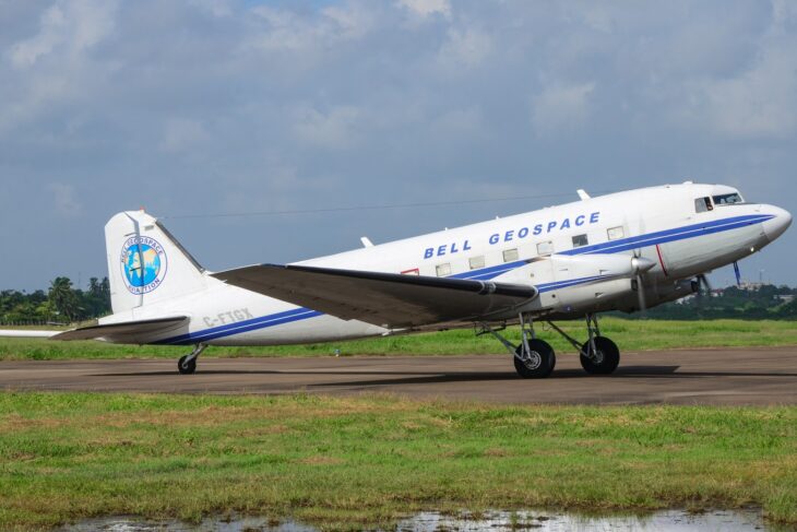 Zum Einsatz kommt eine Maschine vom Typ Basler BT-67 – ein speziell für diese Zwecke umgebautes DC-3-Flugzeug.
