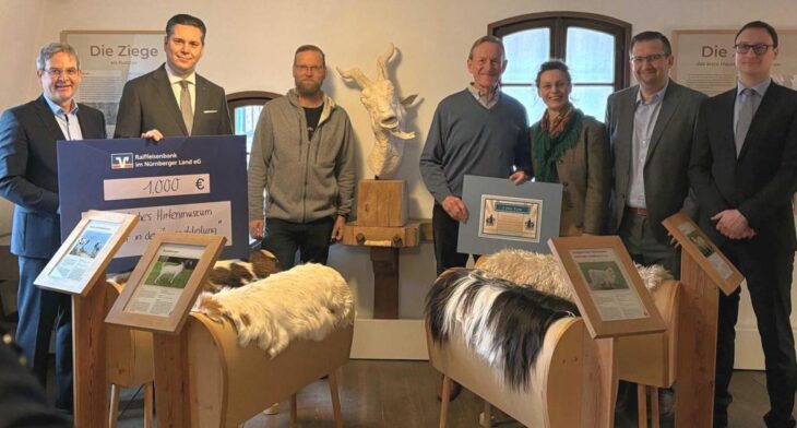 Bürgermeister Robert Ilg, Swen Heckel (Vorstandsvorsitzender Raiffeisenbank), Bildhauer Christian Rösner, Albert Pickel (Förderverein-Vorsitzender), Museumsleiterin Ingrid Pflaum, Marco Weishäupl und Martin Müller (Raiffeisenbank) (von links).