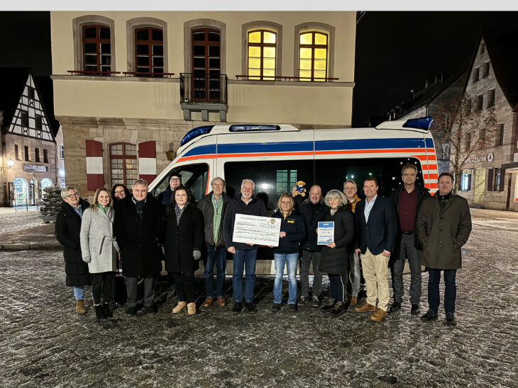 Mitglieder des Lions Clubs Lauf überreichen die Spende für das ASB-Projekt „Der Wünschewagen“, zur Erfüllung der letzten Wünsche schwerkranker Menschen.