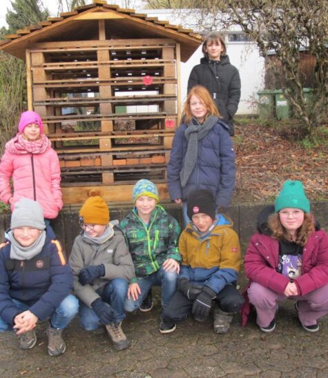 Ein großes Heim für die einheimischen Wildbienen bauten die Grundschülerinnen und -schüler in Pommelsbrunn.
