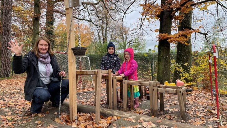 Der Lieblingsplatz in der Kita hat jetzt einen echten Wasserlauf. Beim Eltern-Kind-Aktionstag hatte die „Kita-Familie“ angepackt. Finanziell ermöglichte das Wunschprojekt der Kinder die Spende von „Sofistik“.
