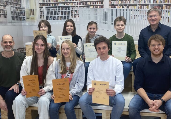 Die Preisträger aus dem Christoph-Jacob-Treu-Gymnasium freuen sich zusammen mit den Betreuungslehrern Andreas Philippi, Florian Wernz und Schulleiter Wolf Kraus über die Auszeichnungen.
