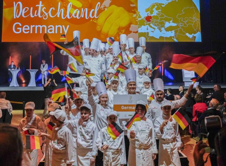 Gänsehautmoment für die Miniköche: Der Einmarsch mit der deutschen Mannschaft.