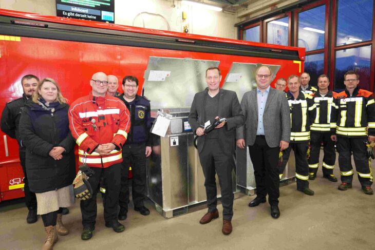 Freuten sich über die neuen mobilen Tankstellen (von links): Kreisbrandrat Holger Herrmann (3. von links), Landrat Armin Kroder und Pommelsbrunns Bürgermeister Armin Haushahn sowie Vertreter der Landkreisverwaltung, der Feuerwehren Hohenstadt und Feucht sowie der Kreisbrandinspektion.
