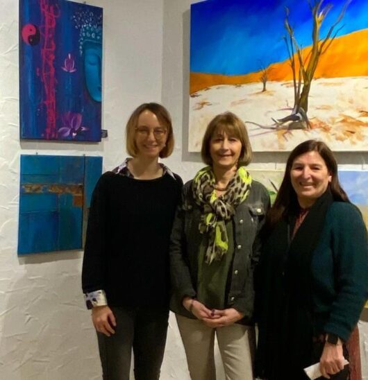 Malerin Heide Opitz (Mitte) mit Yvonne Mattes (links) und Petra Hopf bei der Vernissage.