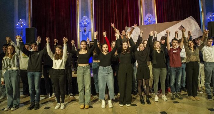 Während ihrer Abschlusspräsentation im Nürnberger Opernhaus drückten die Schüler aus Saint-Junien und Hersbruck ihre Verbundenheit aus.