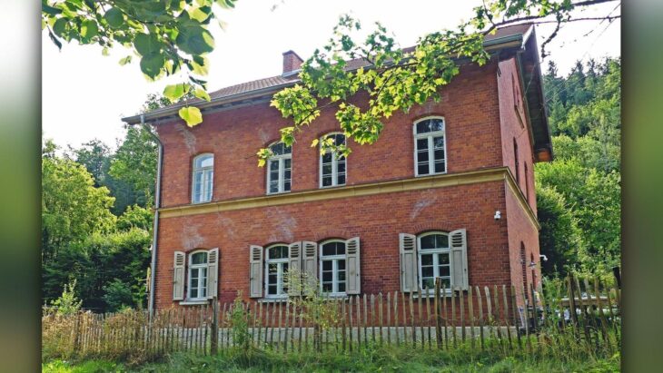 Das Bahnwärterhaus in Rupprechtstegen ist unter den diesjährigen Preisträgern bei der Denkmalprämierung des Bezirks Mittelfranken.