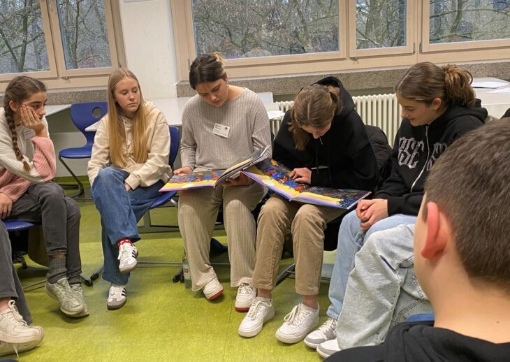 Kürzlich fand der erste Workshop für die frisch gebackenen „Sprachbuddies“ in Lauf statt. Das Projekt ist in Zusammenarbeit mit dem MGH Nürnberger Land und der Stiftung Kinderförderung von Playmobil entstanden.