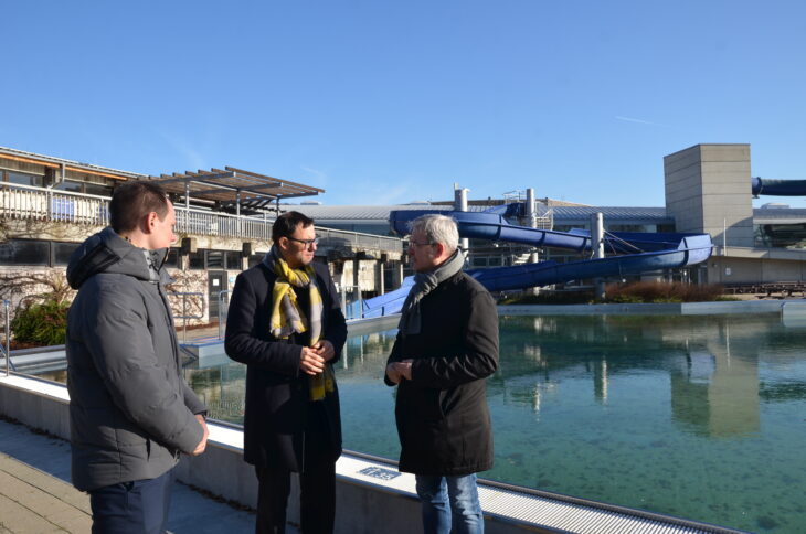 CSU-Bundestagsabgeordneter Ralph Edelhäußer (Mitte) ließ sich von Bürgermeister Robert Ilg (rechts) und Thermen-Geschäftsführer Kai Hoffmann über die dringend anstehende Sanierung des Strudelbads informieren.