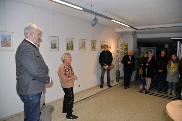 Ihre Liebe zur Stadt zeige sich in ihren Bildern, betonte Bürgermeister Thomas Lang bei der Vernissage mit Künstlerin Petra Rothmeier (von links). Die Aquarelle und bemalten Eier sind noch bis Ende März im Rathaus-Foyer zu sehen.
