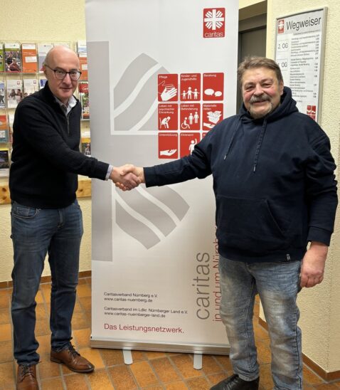 Wolfgang Sperber (rechts) von der Wohnungslosenhilfe freut sich über die Spende der Dommer-Stiftung vertreten durch Ekkehard Lorenz (links).