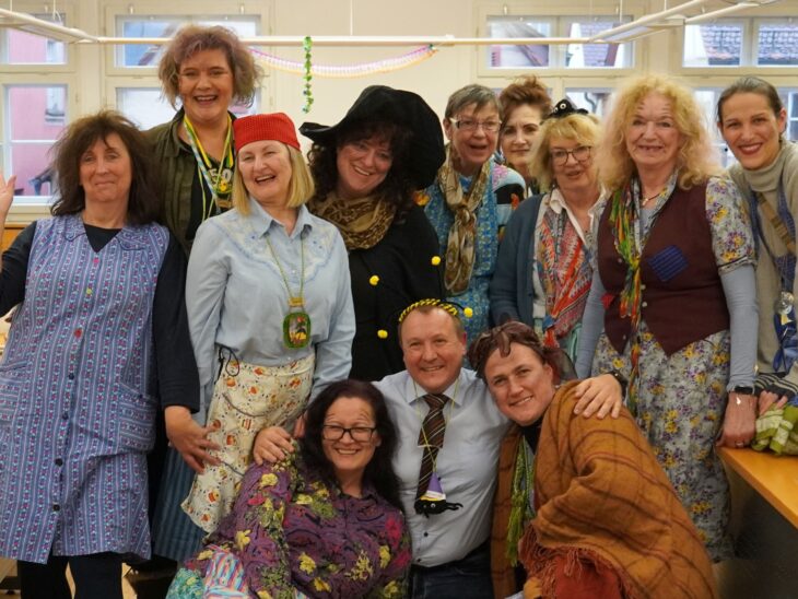 Mit dreifachem Hui stürmten die Hexen der Faschingsgesellschaft Feucht-fröhlich am Weiberfasching wieder das Feuchter Rathaus.