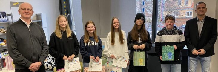 Die fünf Besten Kaylan Mican, Emily Meier, Lena Tischner, Philip Schuster und Mia-Sofie Schreyer wurden von Peter Gschrey (links) und Schulleiter Thomas Zankl (rechts) geehrt.