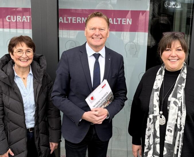Norbert Dünkel war zu Besuch in Hartenstein und unterhielt sich mit Sabine Distler (rechts) und ihrer Kollegin Beate Hartmann (links) über „Curatorium Altern gestalten“.